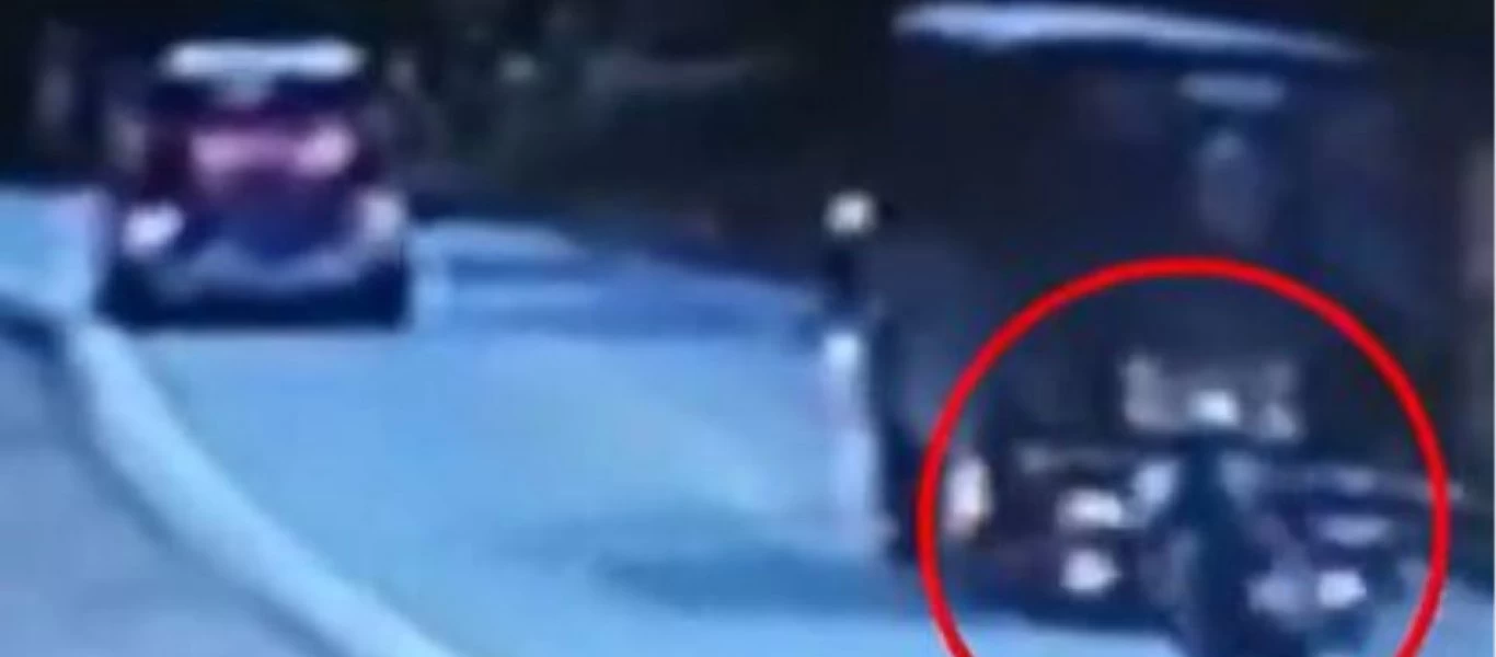 Μοτοσικλετιστής προσπέρασε φορτηγό για να... πέσει πάνω σε άλλο (βίντεο)